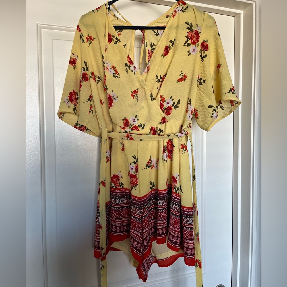 Yellow floral jumper with tie at waist. Cute and casual. Size Large.